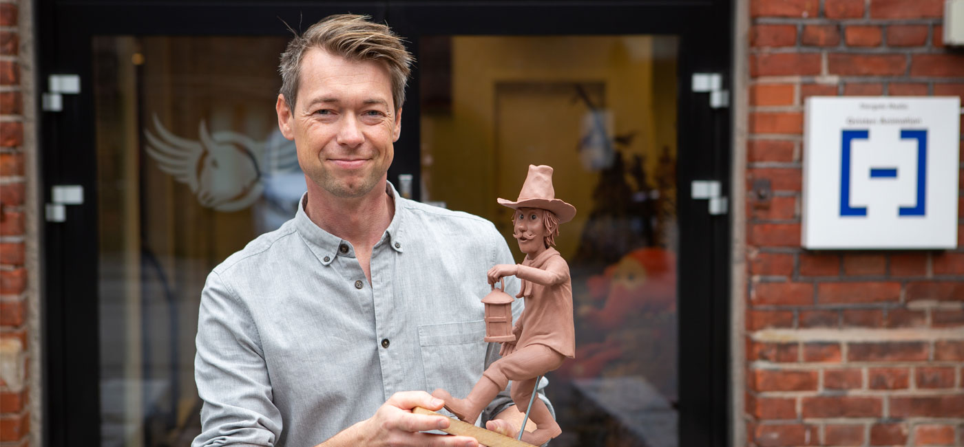 Fredrik Arntzen, linjeprodusent i Qvisten Animation, holder figur.