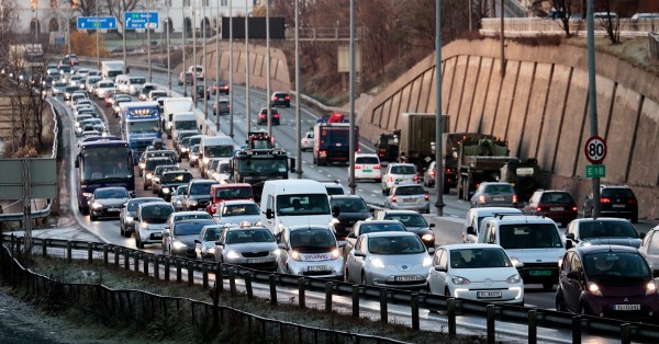 Endeløs bilkø i byen. Foto: NTB Scanpix.