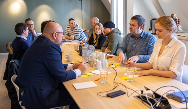 Her sitter gründerne som er med på årets Telia Startup-program. Johan C. Haveland (Asistobe), Marius Ebbesen (Telia), Martin Svangstun (Aivero), Jens-Inge Ingvaldsen (Rensikt), Charlotte Heyerdahl (Telia), Thommy Tellefsen (Leid), Mats Hetling (Nordiq Products), Jan-Erik Vinje (OneSiteViewer) og Caylie Mørck (Leid).